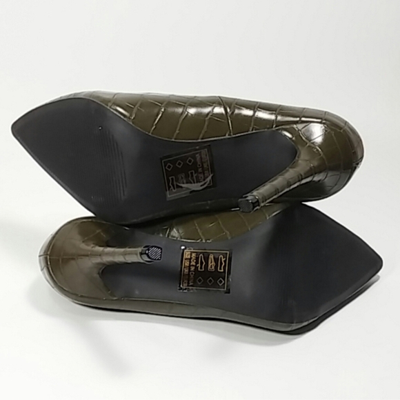 Khaki Pump Crocodile Print Faux Patent Leather by Qupid - Picture 5 of 8
